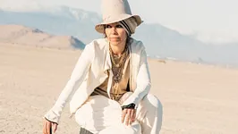 Linda Perry: Live + Signing