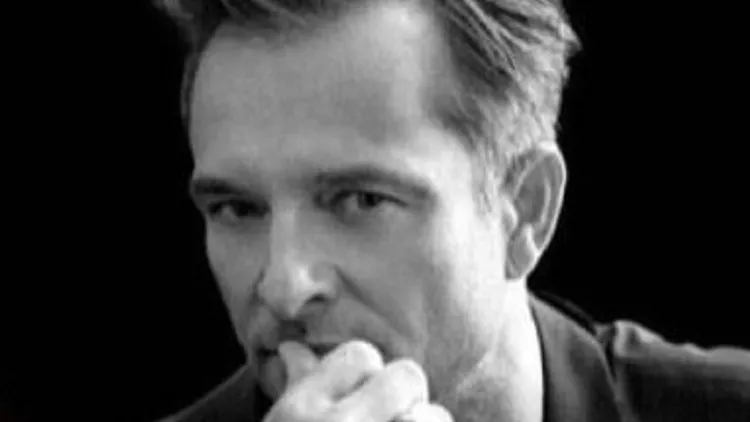 DAVID HALLYDAY