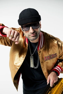 MANUDIGITAL & SKARRA MUCCI