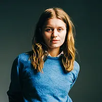 concert girl in red