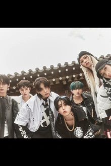 STRAY KIDS